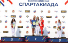 Губернатор Челябинской области Алексей Текслер и многократная чемпионка Паралимпийских игр, мира и Европы Рима Баталова наградили победителей состязаний по спортивной ходьбе Всероссийской спартакиады по лёгкой атлетике
